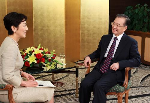 6月1日,中国国务院总理温家宝在东京接受日本NHK电视台专访。新华社记者 庞兴雷 摄