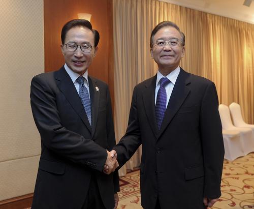 温家宝会见韩国总统李明博 11月19日,国务院总理温家宝在金边会见韩国总统李明博。 新华社记者张铎摄