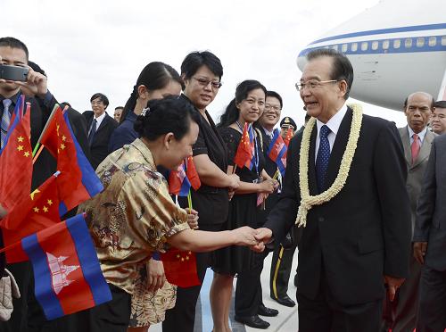 11月18日,中国国务院总理温家宝乘专机抵达柬埔寨首都金边,出席东亚领导人系列会议并对柬埔寨进行正式访问。新华社记者 马占成 摄
