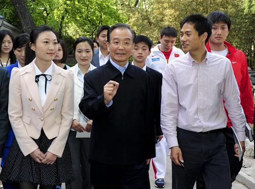 这是座谈会前,温家宝与青年代表一起参观中南海西花厅。新华社记者 张铎 摄