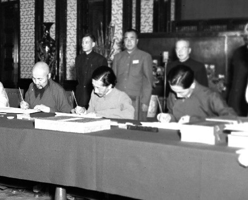 这是5月23日西藏地方政府代表在协议上签字.新华社发