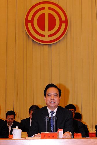 10月21日,李建国主持中华全国总工会第十六届执行委员会第一次全体会议。中华全国总工会第十六届执行委员会20日至21日召开第一次全体会议,选举全总十六届执委会主席、副主席和主席团委员。李建国当选为中华全国总工会主席。新华社记者 何俊昌 摄