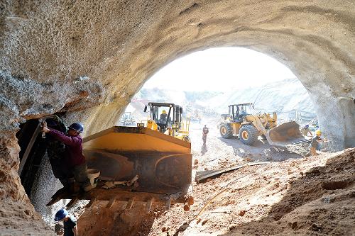 京沈客专辽宁段控制工程三棱山隧道正式开工