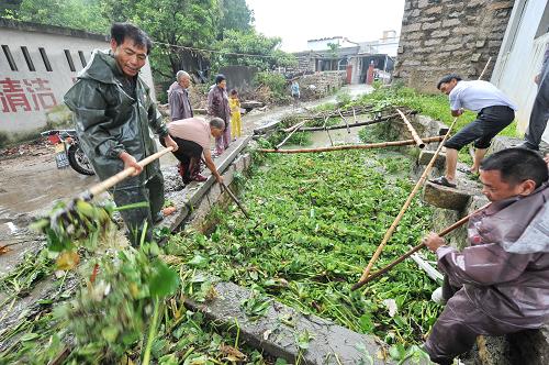 6月16日,诏安县东桥镇仙塘村村民在疏通水道.新华社记者 林善传 摄