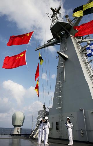 中国海军第十八批护航编队举行国庆升旗仪式
