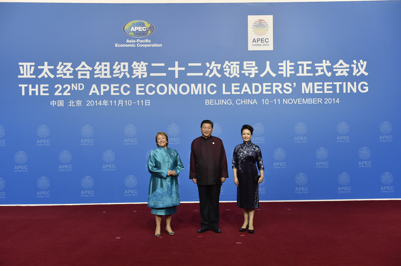 习近平夫妇迎候apec欢迎晚宴嘉宾