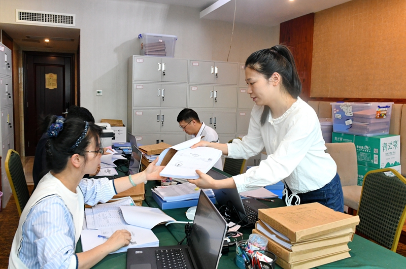 彩神vll要留清气满乾坤——2024年以习近平同志为核心的党中央贯彻执行中央八项规定、推进作风建设综述(图2)