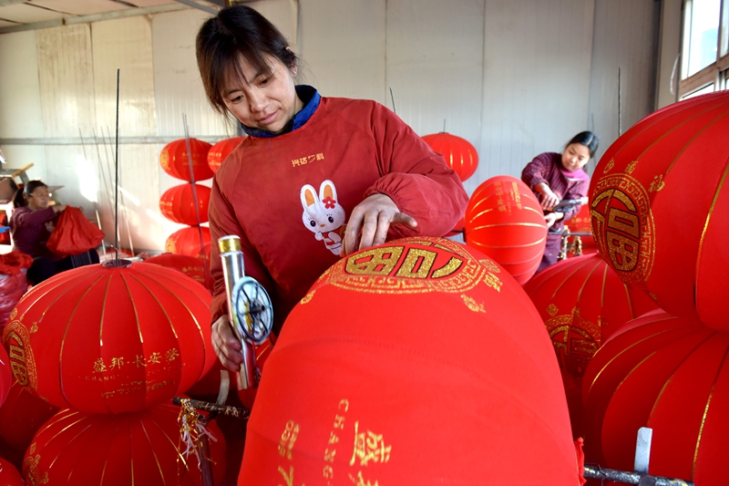 制作灯笼迎春节凯发国际河北：(图1)