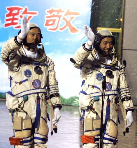 神舟六号航天员费俊龙聂海胜准备走向发射塔