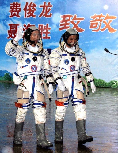 神舟六号航天员费俊龙聂海胜准备走向发射塔
