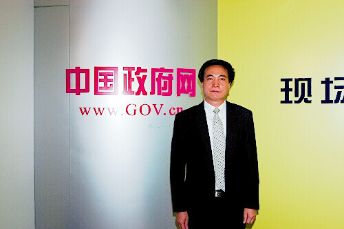 魏学春在中国政府网访谈室留影
