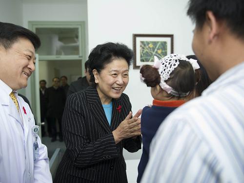 12月1日,中共中央政治局委员、国务院副总理、国务院防治艾滋病工作委员会主任刘延东到北京佑安医院考察艾滋病防治工作、慰问患者。这是刘延东看望正在接受治疗的艾滋病感染者。新华社记者 谢环驰 摄