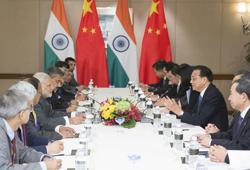 11月21日,中国国务院总理李克强在马来西亚吉隆坡会见印度总理莫迪。