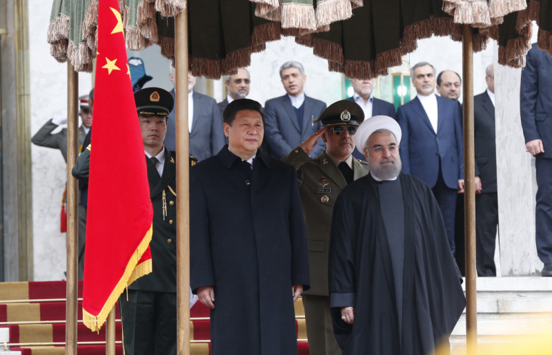 这是会谈前，习近平主席出席鲁哈尼总统举行的隆重欢迎仪式。