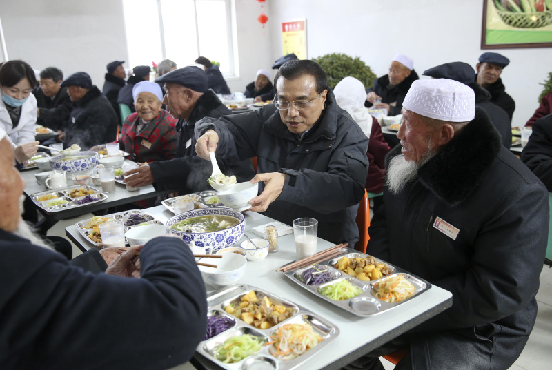 李克强2月1日来到宁夏固原市原州区中心敬老院，与老人们在一起过小年。总理与坐在身旁的回族老人马安仓边吃边拉家常，称赞老人“红光满面”，还给他盛了一碗热气腾腾的饺子。随后，李克强起身举起手中的热饮，祝愿各位老人身体健康，幸福长寿。