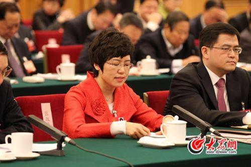 全国人大代表、临沂市第一实验小学副校长张淑琴在会上发言。