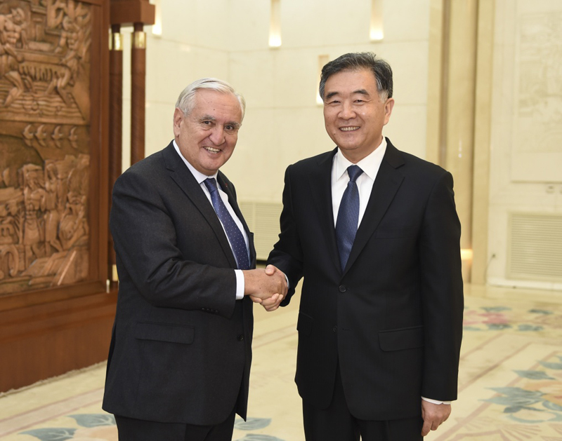 4月12日，国务院副总理汪洋在北京人民大会堂会见法国前总理拉法兰率领的法国企业家代表团。