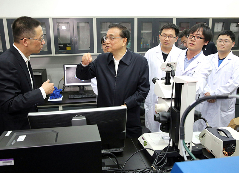 （资料图）李克强4月15日来到清华大学生命科学学院蛋白质设施实验技术中心，了解到这支年轻团队在神经退行性疾病基础研究领域取得全球领先成果。总理说，你们的研究对人类大脑健康意义重大。屠呦呦已摘得诺贝尔奖，相信你们会创造不逊于前辈的业绩。