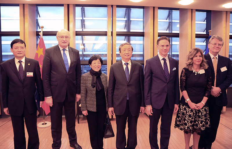 10月19日，在比利时布鲁塞尔欧盟委员会总部，出席第六次中欧经贸高层对话的国务院副总理马凯（中）与欧盟委员会副主席卡泰宁（右三）共同出席中欧企业家早餐会。