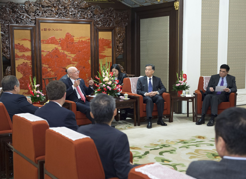 10月21日，国务院副总理汪洋在北京中南海紫光阁会见美国保尔森基金会主席、前财政部长亨利·保尔森和可持续城镇化CEO理事会成员一行。