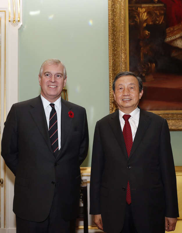 11月10日，在英国伦敦，中国国务院副总理马凯（右）会见英国约克公爵安德鲁王子。