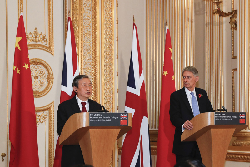 11月10日，在英国伦敦，中国国务院副总理马凯（左）在出席第八次中英经济财金对话后，与英国财政大臣哈蒙德共同会见记者。