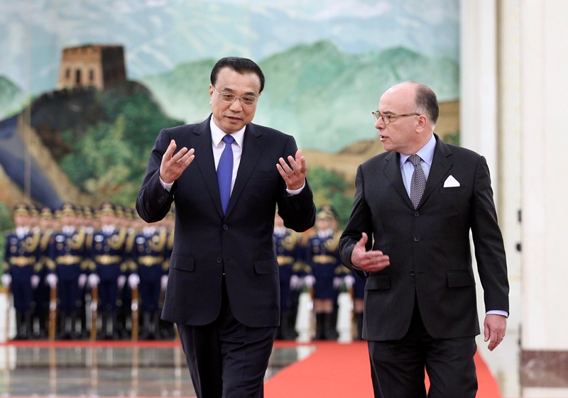 国务院总理李克强21日下午在人民大会堂北大厅举行仪式，欢迎法国总理卡泽纳夫访华。两国总理会谈后，共同见证了核能、科研、应对老龄化等领域合作文件的签署。双方还达成了《中法驾照互认协议》。