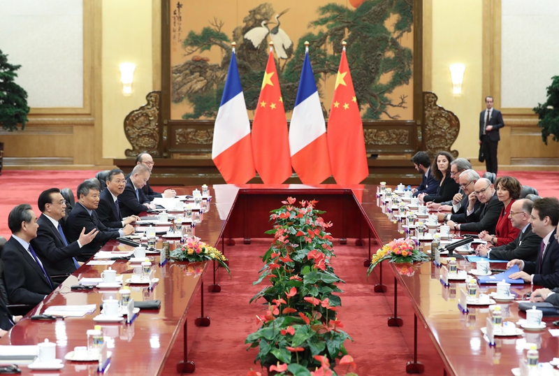 国务院总理李克强21日下午在人民大会堂北大厅举行仪式，欢迎法国总理卡泽纳夫访华。两国总理会谈后，共同见证了核能、科研、应对老龄化等领域合作文件的签署。双方还达成了《中法驾照互认协议》。