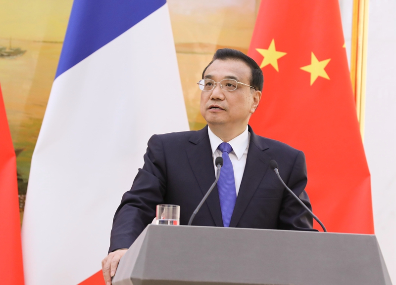 国务院总理李克强21日晚与法国总理卡泽纳夫共同会见记者并回答了提问。李克强介绍了中法总理会谈成果，表示双方达成广泛共识，一致认为中法关系达到了新的历史高度，重要性远超双边范畴。