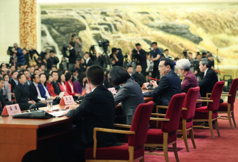3月15日，国务院总理李克强在北京人民大会堂与中外记者见面，并回答记者提问。 