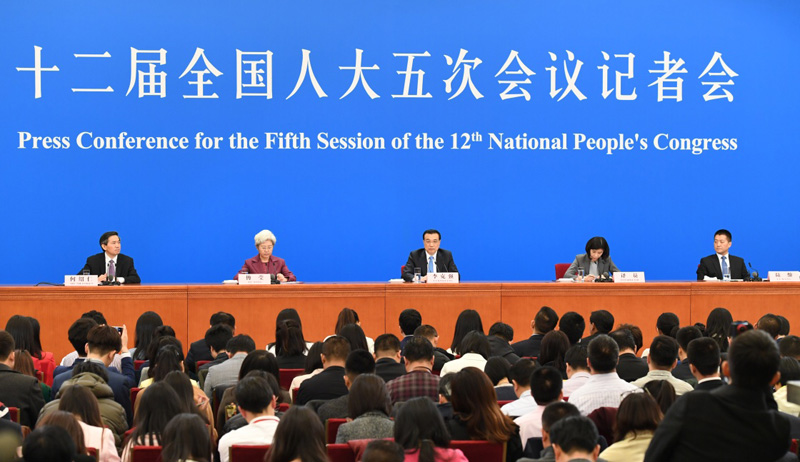3月15日，国务院总理李克强在北京人民大会堂与中外记者见面，并回答记者提问。 
