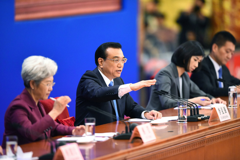 3月15日，国务院总理李克强在北京人民大会堂与中外记者见面，并回答记者提问。 