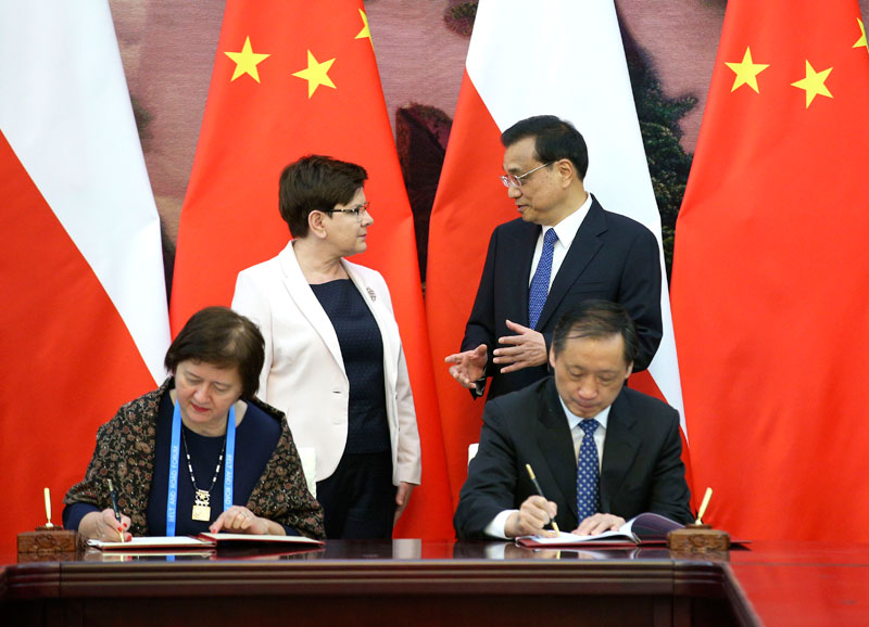 国务院总理李克强12日上午在人民大会堂会见来华出席“一带一路”国际合作高峰论坛的波兰总理希德沃。