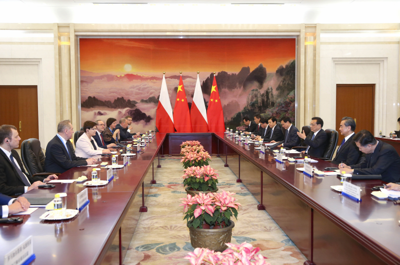 国务院总理李克强12日上午在人民大会堂会见来华出席“一带一路”国际合作高峰论坛的波兰总理希德沃。