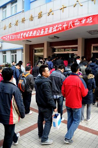 山东10余万考生参加国家公务员考试 12月5日,在国家公务员考试济南第六十八中学考点,考生们陆续进入考场。 当日,2011年度中央机关及其直属机构公务员考试录用公共科目笔试在全国31个考区的46个城市同时举行。据了解,今年全国有140万人同时走进考场,而山东省参加国家公务员考试的人数超过了10万人。 新华社记者 徐速绘 摄