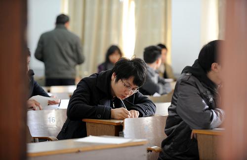 12月5日,在浙江大学考点,考生在考场内答题。 当日,2011年度中央机关及其直属机构招录公务员考试的公共科目笔试在全国31个省(区市)同时举行,考试科目包括行政职业能力测试和申论两科,全国报名总人数突破140万。据了解,本次考试浙江24个考点全部设在杭州,约6万名考生参加考试。 新华社发