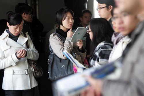 12月5日,在2011年度中央机关及其直属机构招录公务员考试浙江大学西溪校区考点,考生在考试前进行最后的复习。 当日,2011年度中央机关及其直属机构招录公务员考试的公共科目笔试在全国31个省(区市)同时举行,考试科目包括行政职业能力测试和申论两科,全国报名总人数突破140万。据了解,本次考试浙江24个考点全部设在杭州,约6万名考生参加考试。 新华社发(吴煌 摄)