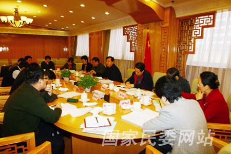 杨健强正在听取新疆关于民族工作情况的汇报
