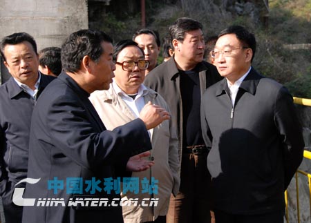 陈雷在石门水库考察除险加固工作