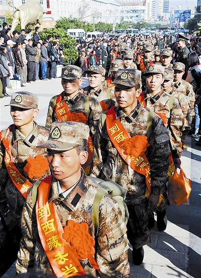 11月20日,云南首批600余名进藏新兵乘火车奔赴西藏。李波 摄