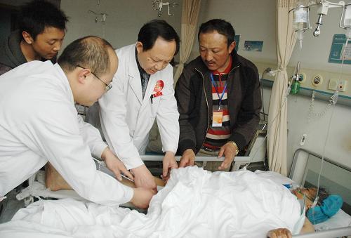 4月18日,兰州大学第一医院骨科医生在对玉树地震伤员进行术后检查。自4月15日7时玉树地震灾区首批伤员被送抵兰州大学第一医院至今,兰大第一医院骨科的8名医生不停歇地为伤员进行手术救治,目前共完成10台手术。 新华社记者 高健钧 摄