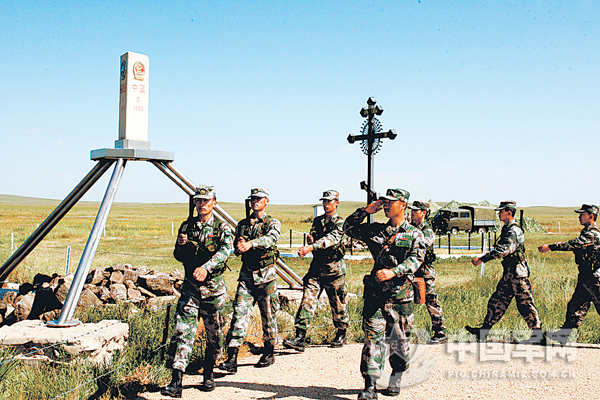 在三角地执勤巡逻的哨兵向界碑敬礼。武元晋摄