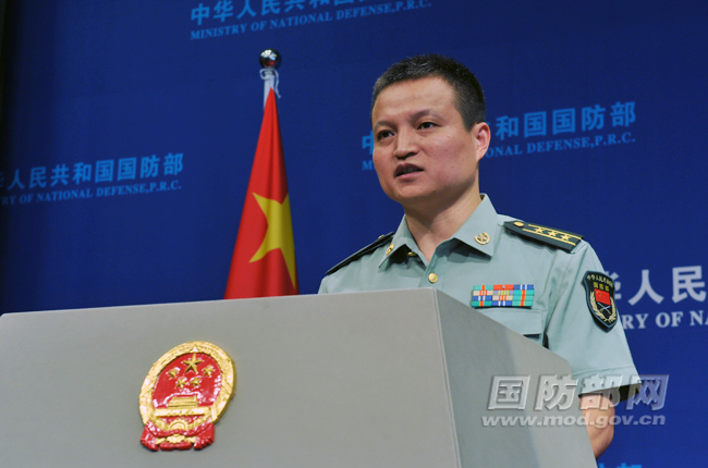 国防部新闻事务局副局长、国防部新闻发言人杨宇军上校答记者问 李爱明 摄
