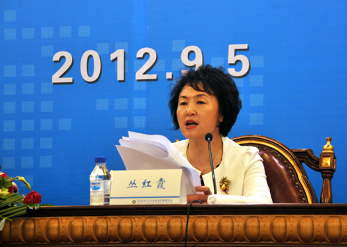 2012年9月5日,第八届东北亚博览会新闻发布会在长春举行。图为东北亚博览会执委会副主任、吉林省政府副秘书长丛红霞介绍博览会相关情况。中国政府网 肖磊涛 摄