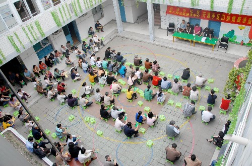 5月7日,幼儿家长正在聆听预防手足口病的知识讲座。 当日,合肥市瑶海区荻港路社区组织医务人员来到辖区托幼机构,为幼儿家长免费讲解预防手足口病的知识,并现场发放宣传手册,让每一位家长充分了解预防知识、掌握预防办法。 新华社发(解琛 摄)
