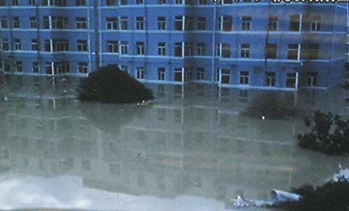 甘肃舟曲强降雨65人死亡 下游两乡镇疏散19000余人8月8日,甘肃舟曲县城区已成泽国(电视截图)。来自甘肃省防汛抗旱指挥部的消息,截至8日6时,甘肃舟曲县城区强降雨至少已造成65人死亡。为防止造成进一步的灾害,下游陇南市的宕昌县已经组织19000多名群众紧急转移。新华社发