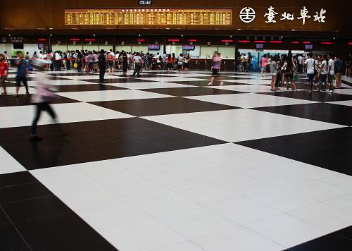 6月10日,乘客在台北火车站买车票。新华社记者 侯东涛 摄