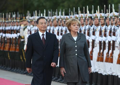 10月23日,中国国务院总理温家宝在北京人民大会堂东门外广场举行仪式,欢迎德国总理默克尔访华。新华社记者 姚大伟 摄