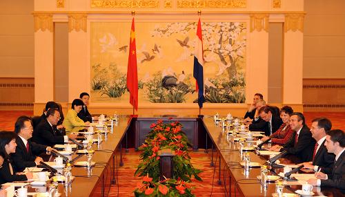 10月23日,中国国务院总理温家宝在北京人民大会堂与前来出席第七届亚欧首脑会议并对中国进行正式访问的荷兰首相巴尔克嫩德举行会谈。新华社记者高洁摄
