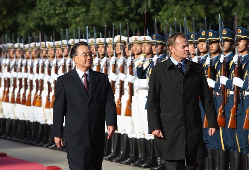 10月23日,中国国务院总理温家宝在北京人民大会堂东门外广场举行仪式,欢迎前来出席第七届亚欧首脑会议并对中国进行正式访问的波兰总理图斯克。 新华社记者 姚大伟 摄